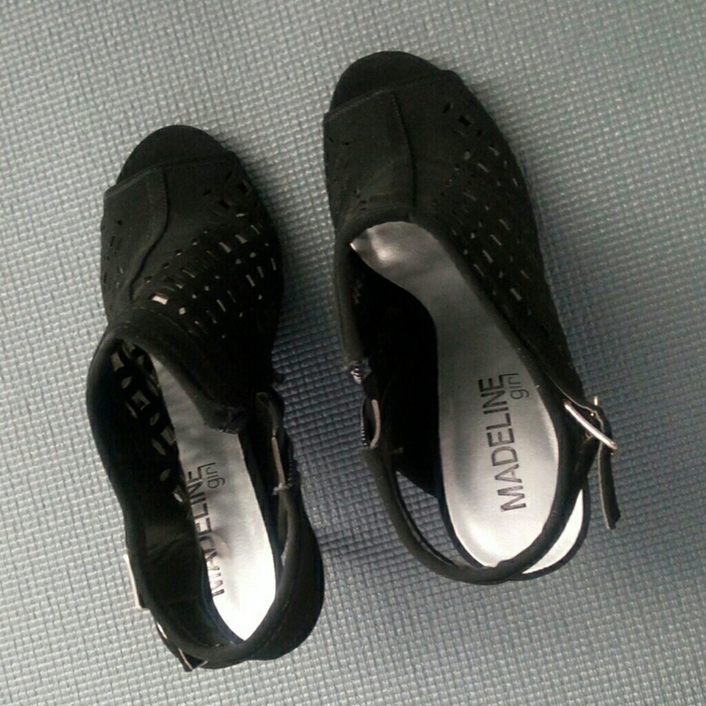 Trendy heeled booties with lattice design.